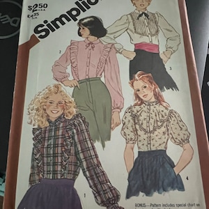 Puede incluir: Patrón de costura Simplicity número 5727 para una blusa con cuello y puños con volantes para una joven o adolescente. El patrón incluye cuatro vistas diferentes, cada una con un tejido y un estilo diferentes. El patrón también incluye una tabla especial sobre cómo trabajar con telas a cuadros.