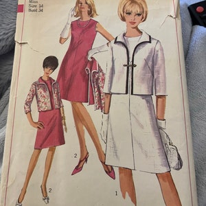 Può includere: Modello di cucito Simplicity numero 6431 per una giacca bianca e un vestito rosa. Il modello è per signorine taglie 14 e busto 34. Il modello costa 65 centesimi.