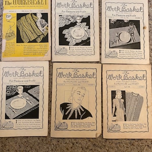 Puede incluir: Seis ejemplares vintage de la revista "The Work Basket", una publicación para el hogar y la costura. Las portadas presentan varios proyectos de ganchillo, incluyendo manteles individuales, cuellos y una blusa de ganchillo. Cada portada incluye el título de la revista, el número de volumen y la fecha de publicación.