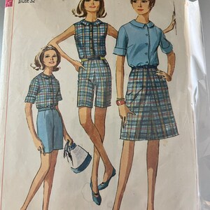 Può includere: Un modello di cucito vintage Simplicity per un abito e pantaloncini da donna. Il modello è per la taglia 12, seno 32. Il modello presenta un design a quadri in blu, verde e rosso. Il numero del modello è 6504 e il prezzo è di 65 centesimi.