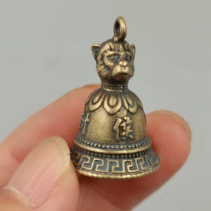 Conjunto de 2 colgantes de campana con cabeza de mono de latón vintage, dije de mono del zodiaco chino, mini amuleto de bronce, llavero, adorno