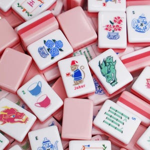 Niedliche rosa geschichtete amerikanische Mahjong-Acrylfliesen mit Affe Joker, luxuriöses Crystal Hand Shuffle Mah Jongg Set, individuelles Premium Mahjong Geschenk