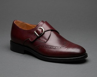 Bourgondische oxblood-leren herenschoenen met vleugeltip en gesp.