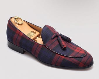 Mocassins belges à carreaux rouges et bleu marine pour hommes, style tartan Royal Stewart, habillés et décontractés.