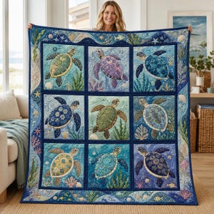 Puede incluir: Una colcha rectangular con una cuadrícula de nueve paneles cuadrados, cada uno mostrando una tortuga marina en varios tonos de azul, verde y morado. El borde está decorado con motivos acuáticos que incluyen corales y conchas.