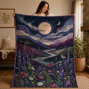 Puede incluir: Una colcha rectangular que presenta un paisaje nocturno con una gran luna llena, nubes arremolinadas y un río sinuoso. El primer plano muestra un prado vibrante de lavanda púrpura, flores rosas, margaritas blancas y helechos verdes con pequeñas luces brillantes.