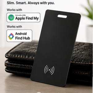 Könnte beinhalten: Eine schwarze, rechteckige Tracker-Karte mit einem weißen Symbol für drahtlose Signale. Der Text lautet: ULTRA-SLIM TRACKER CARD, Slim. Smart. Always with you. Works with Apple Find My, Works with Android Find Hub, Ultra Slim & Lightweight, Global Tracking, Loud Sound, Rechargeable Battery.
