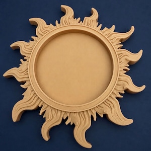 Könnte beinhalten: Ein hellbraunes, kreisförmiges Tablett mit einem erhabenen Sonnendesign. Die Mitte besteht aus einer glatten, flachen, vertieften Scheibe, die von einem dicken, kreisförmigen Rand umgeben ist. Davon gehen mehrere geschwungene Strahlen aus.