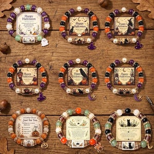 Op de afbeelding: Negen kralenarmbanden met Halloween-thema's, elk gepresenteerd op een vierkante kaart met tekst. De armbanden bevatten paarse, oranje, groene, zwarte en witte kralen, met bedels in de vorm van spoken, pompoenen, hoeden en manen.