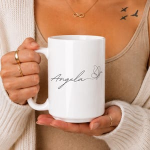 Personlig mugg med fjärilsnamn | Kaffekopp med personligt skrifttryck | Minimalistisk present till henne | Elegant dricksglas
