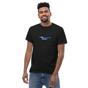 Op de afbeelding: Een zwart t-shirt met korte mouwen en de witte en blauwe tekst "if AGI.aligned: pause()" op het midden van de borst. Het kledingstuk heeft een ronde hals en een standaard pasvorm, gemaakt van een effen zwarte stof.