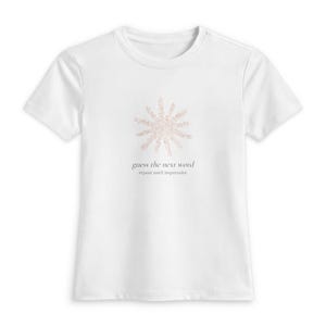Könnte beinhalten: Ein weißes T-Shirt mit kurzen Ärmeln und einer hellrosa, sonnenförmigen Grafik aus kleinen Punkten. Unter der Grafik steht der Text "guess the next word" in einer größeren Schrift, gefolgt von "repeat until impressive" in kleinerer Schrift.