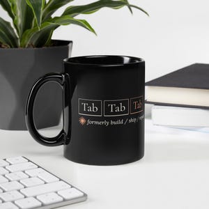 Mug noir brillant humoristique pour programmeur – Anciennement « Construire, Naviguer, Recommencer » | Humour pour développeurs IA | Cadeau pour ingénieurs logiciels | Mug pour collègues du secteur de la tech