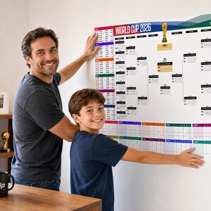 K&ouml;nnte beinhalten: Ein gro&szlig;es wei&szlig;es Wandplakat f&uuml;r die Weltmeisterschaft 2026 mit einem Turnierbaum, der Abbildung des offiziellen Pokals und farbcodierten Bereichen f&uuml;r Spielpl&auml;ne. Das Plakat enth&auml;lt den Text World Cup 2026 sowie drip official wall chart.