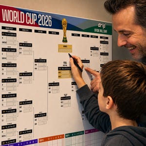 K&ouml;nnte beinhalten: Ein wei&szlig;es offizielles Wandplakat zur Fu&szlig;ball-Weltmeisterschaft 2026 mit einem Turnierbaum, farbcodierten Gruppenabschnitten, einer goldenen Pokalgrafik und leeren Feldern f&uuml;r Spielergebnisse sowie Informationen zu den einzelnen Spielrunden.