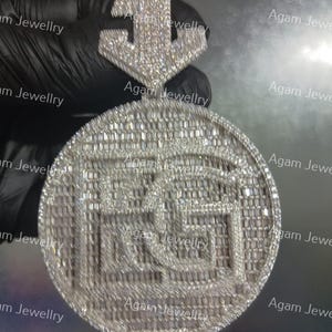 Ciondolo a medaglione con monogramma in moissanite baguette FG, ciondolo iniziale rotondo tempestato di diamanti con anello a freccia personalizzato, gioielli hip hop con targhetta in argento 925