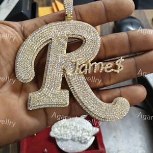 Ciondolo con iniziale R in moissanite in corsivo, placcato oro giallo, monogramma con gemma sovrapposta, in argento 925, gioiello hip hop, idea regalo.