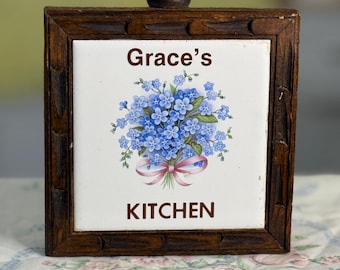 Salvamanteles de cerámica con marco de madera tallada a mano, estilo vintage de los años 70 – "La cocina de Grace"