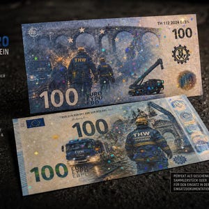 Könnte beinhalten: Zwei 100 Euro Sammlerscheine mit THW-Einsatzkräften, Fahrzeugen und einer Brücke. Die Scheine zeigen die Zahl 100, den Text THW, EURO und einen Hologrammeffekt. Ein Schein zeigt einen Kran, der andere ein Einsatzfahrzeug.