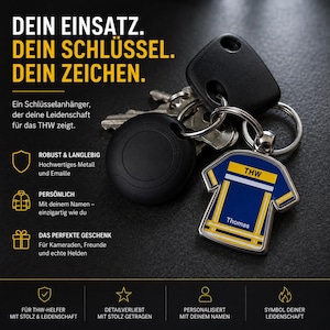 Könnte beinhalten: Ein Schlüsselanhänger aus Metall in Form eines blauen, gelben und weißen Uniformtrikots mit dem Aufdruck THW und Thomas. Der Anhänger ist an einem silbernen Ring befestigt, zusammen mit einem schwarzen runden Chip und mehreren Metallschlüsseln.