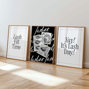 Op de afbeelding: Drie ingelijste wandposters met lichte houten lijsten. De linker poster bevat de tekst Lash Fill Time. De middelste poster heeft een zwarte achtergrond met het herhaalde woord lashes en drie foto's van wimpers. Rechts staat Yay! It's Lash Day!