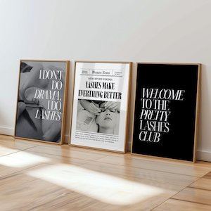 Op de afbeelding: Drie ingelijste wandposters met lichte houten lijsten. De linker poster is zwart-wit met de tekst I DON'T DO DRAMA, I DO LASHES. De middelste poster imiteert een krant met de kop LASHES MAKE EVERYTHING BETTER. De rechter poster is zwart met witte tekst WELCOME TO THE PRETTY LASHES CLUB.