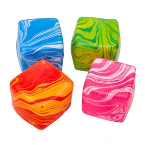 Op de afbeelding: Vier kubusvormige objecten met een gemarmerd patroon. Eén kubus is blauw met wit, één is limoengroen met geel, één is rood met oranje en één is roze met wit. Elke kubus heeft gladde, afgeronde randen en een glanzende, reflecterende afwerking.
