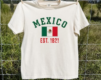 Camiseta vintage con la bandera de México, camiseta retro con el orgullo mexicano, camiseta con estampado patrimonial, México EST 1810, ropa para aficionados al Mundial.