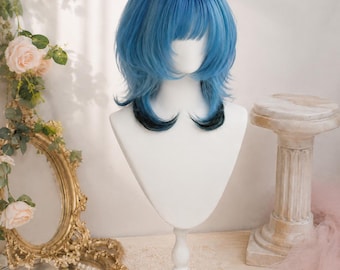 Parrucca blu sfumata fatta a mano con frangia, capelli vaporosi a strati per cosplay, parrucca unica per costume di personaggio fantasy.