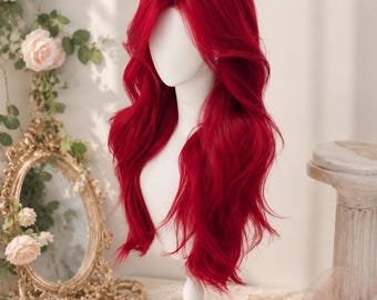 Parrucca ondulata rosso rubino brillante, realizzata a mano, con capelli lunghi e ricci, acconciata su misura per cosplay e per l'uso quotidiano.