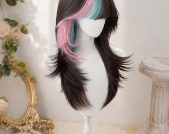 Parrucca artigianale alternativa con colorazione split, castano scuro con riflessi rosa e verde acqua, taglio shag a strati, accessorio per cosplay.