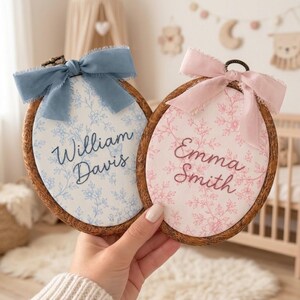Personalisierter Stickrahmen für Babynamen, individuelles Namensschild mit Blumenmuster fürs Kinderzimmer, Geburtsanzeige, Geschenk zur Babyparty, Foto-Requisite fürs Krankenhaus
