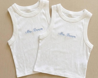 Camiseta sin mangas personalizada bordada para novia, camiseta corta personalizada para la Sra., atuendo para despedida de soltera, regalo para despedida de soltera, camiseta sin mangas con bordado de texto personalizado