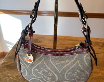 Vintage Dooney & Bourke Hobo-Tasche aus Canvas mit Herz-Monogramm aus der Jahrtausendwende, braunes Leder, goldfarbene Beschläge
