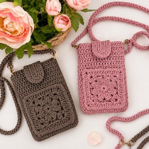 Könnte beinhalten: Zwei rechteckige Umhängetaschen aus Häkelarbeit, eine in Dunkelbraun und eine in Altrosa. Jede Tasche verfügt über ein quadratisches Blumenmotiv auf der Vordertasche, einen Klappenverschluss mit Knopf und einen langen, passenden Häkelriemen mit Metallbeschlägen.