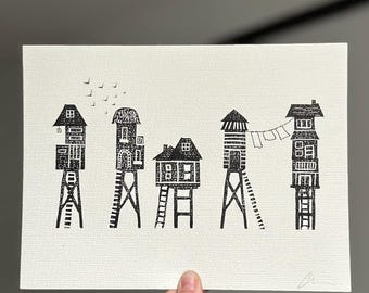 Petites maisons sur pilotis imprimées à la main | Impression d'art originale faite main (2 sur 5)