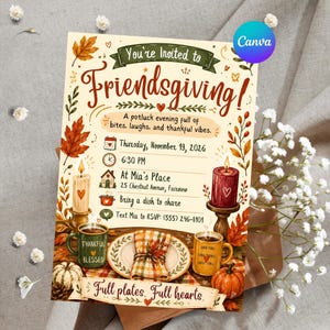 Op de afbeelding: Een Friendsgiving-uitnodigingskaart met herfstbladeren, pompoenen, kaarsen en mokken. De tekst bevat: You're Invited to Friendsgiving, Thursday, November 19, 2026, 6:30 PM, At Mia's Place, 25 Chestnut Avenue, Fairview, Bring a dish to share, Text Mia to RSVP: (555) 246-8101, Full plates, Full hearts.