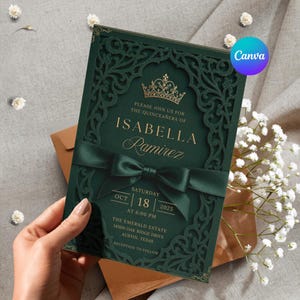 Peut inclure: Une carte d'invitation vert foncé avec une bordure découpée au laser, une icône de couronne dorée et un ruban de satin noué. Le texte indique : Please join us for the quinceañera of Isabella Ramirez, Saturday, Oct 18, 2025, at 6:00 PM.