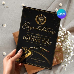 Könnte beinhalten: Eine schwarze rechteckige Grußkarte mit goldenem Text, der Congratulations ON PASSING YOUR DRIVING TEST lautet. Das Design zeigt ein goldenes Lenkrad-Emblem, ein stilisiertes Auto auf einer kurvigen Straße und den Text A milestone worth celebrating.