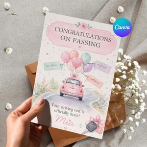 Peut inclure: Une carte de vœux rectangulaire illustrée d'une voiture rose sur une route avec des ballons attachés au toit. Le texte indique CONGRATULATIONS ON PASSING, you did it, so proud, well done, Your driving test is officially done et le prénom Mia.