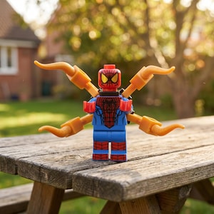 Peut inclure: Une figurine LEGO Spider-Man portant un costume rouge et bleu avec un emblème d'araignée noir sur la poitrine. La figurine possède quatre tentacules mécaniques orange fixés au dos, un masque rouge aux grands yeux blancs et des jambes rouges et bleues.
