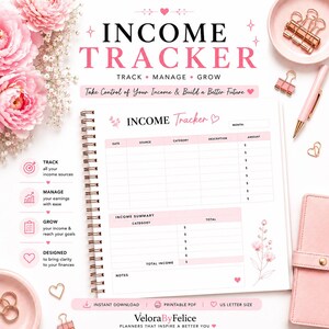 Può includere: Una pagina di pianificazione per il monitoraggio delle entrate con rilegatura a spirale e testo in rosa e nero. Il layout include colonne per data, fonte, categoria, descrizione e importo, oltre a un riepilogo. Con decorazioni floreali.