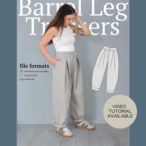 Op de afbeelding: Barrel Leg Trousers naaipatroon met een wit hemdje en een grijze broek met krijtstreep, hoge taille, plooien en omgeslagen zomen. De afbeelding bevat de tekst: Barrel Leg Trousers, file formats, Print-at-home, Copy shop, Projector file en VIDEO TUTORIAL AVAILABLE.