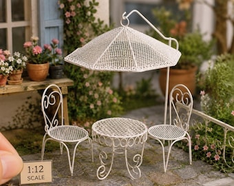 Conjunto de muebles de jardín para casa de muñecas de hierro forjado blanco a escala 1:12, mesa, sillas y sombrilla.