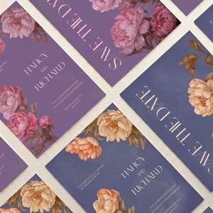 Pode incluir: Conjunto de papelaria de casamento com cartões roxos e azuis com ilustrações florais de peônias rosas e pêssegos. O texto diz SAVE THE DATE, NANCY AND RICHARD, 5TH OF SEPTEMBER OF 2027, 3 O'CLOCK IN THE AFTERNOON, 123, ANYWHERE ST, ANY CITY.