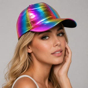 Può includere: Un cappellino da baseball caratterizzato da una vibrante finitura metallizzata multicolore che sfuma attraverso uno spettro di tonalità arcobaleno, tra cui blu, viola, rosa e giallo. Il cappellino presenta una corona strutturata e una visiera curva.