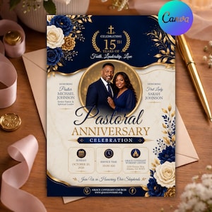 Op de afbeelding: Een flyer voor een pastoraal jubileumfeest met een centrale ronde foto van een echtpaar. Het ontwerp bevat marineblauwe en crèmekleurige achtergronden met gouden bloemaccenten en tekst over het 15-jarig jubileum, de datum, tijd en locatie.