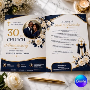 Op de afbeelding: Een programmaboekje voor het 30-jarig kerkjubileum in marineblauw en goud. De omslag toont een ronde foto van een echtpaar, witte bloemaccenten en tekst waaronder Celebrating God's Faithfulness en Michael & Angela Carter.