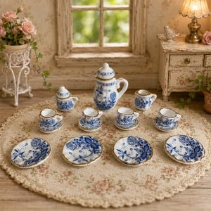 Peut inclure: Un service à thé miniature en porcelaine blanche orné de motifs floraux bleus complexes et de bords dorés. L'ensemble comprend une théière avec couvercle, un pot à lait, quatre tasses avec soucoupes assorties et quatre petites assiettes sur un tapis.