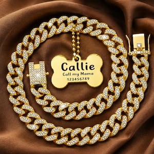 Op de afbeelding: Een goudkleurige cuban link ketting met heldere strass steentjes in elke schakel. Een botvormige goudkleurige hanger hangt aan de ketting, gegraveerd met de tekst Callie, Call my Mama en het nummer 123456789.
